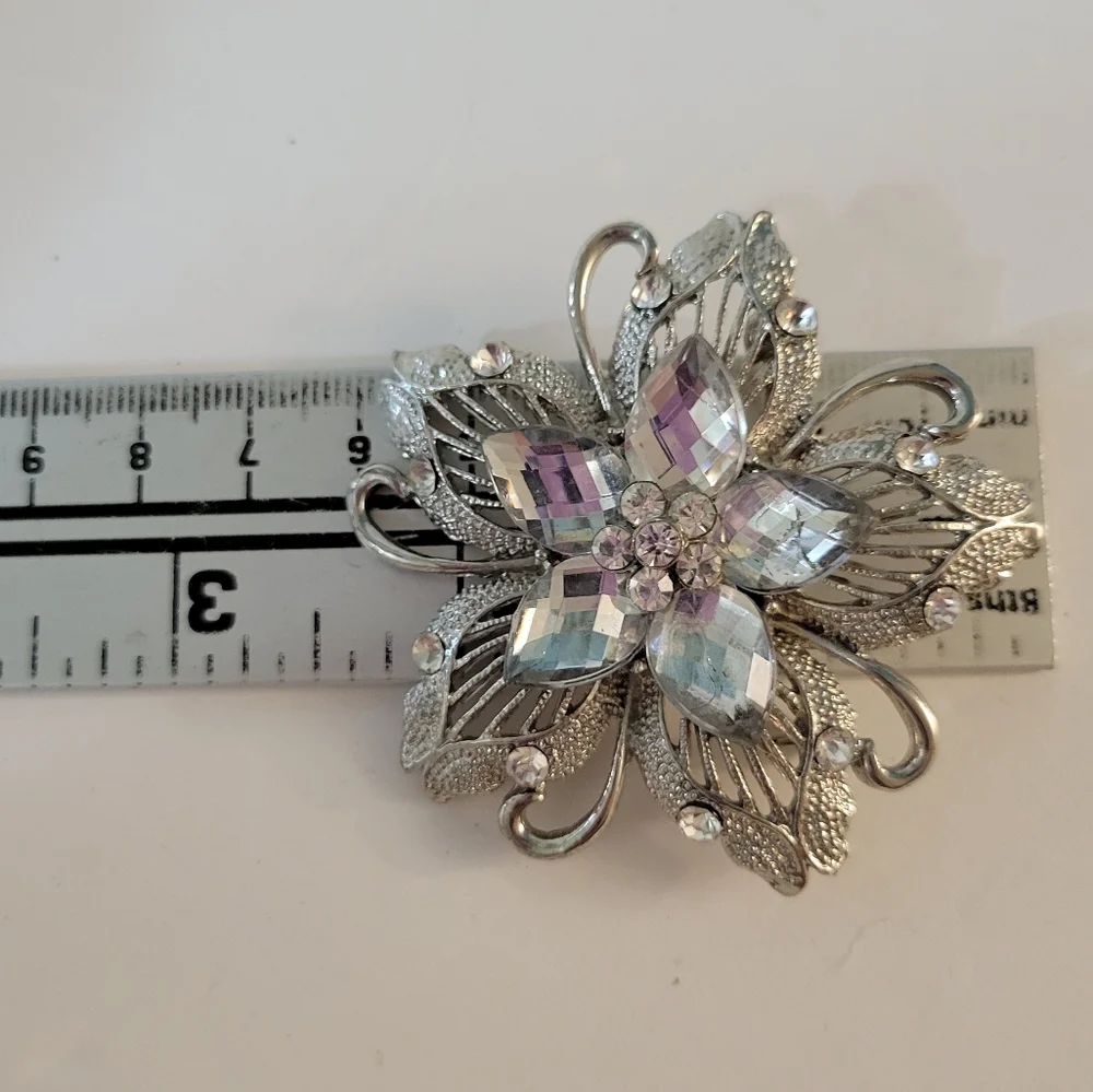 Vintage Flower Brooch W Crystals Silvertone